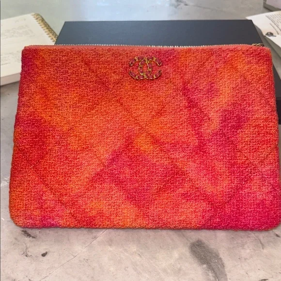 Authentic NEW CHANEL 19 Large Quilted Tweed O-Case in Coral/Pink - Picture 3 of 8